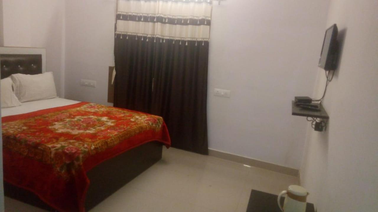 Hotel Pragya International Варанаси Екстериор снимка