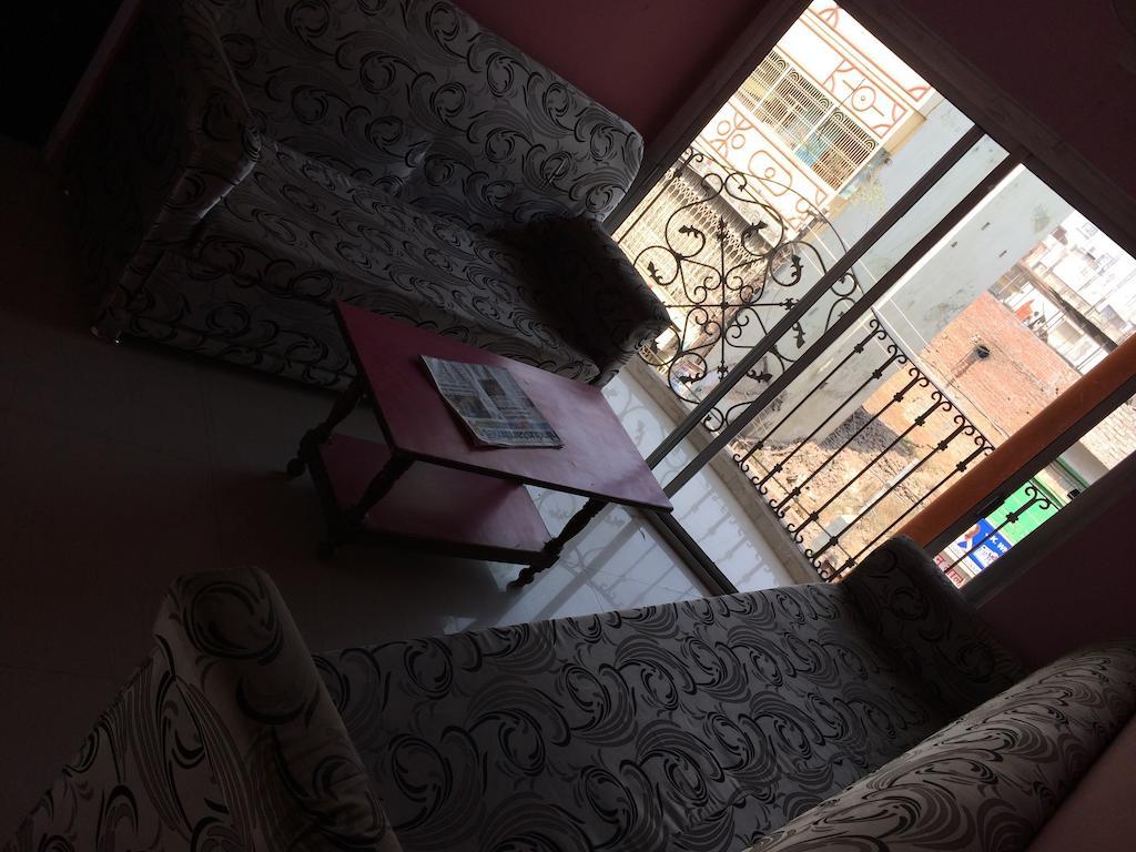 Hotel Pragya International Варанаси Екстериор снимка