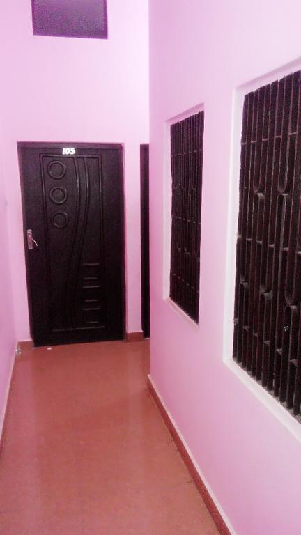 Hotel Pragya International Варанаси Екстериор снимка
